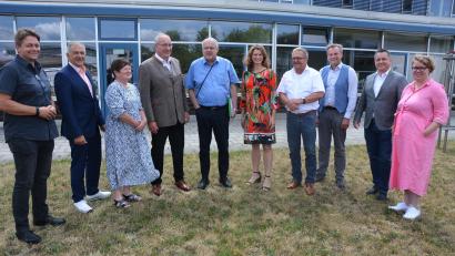 Bild: jr
Bei dem Gespräch waren (von links) Thomas Hammer (Sprecher der Oberpfälzer PSAGen), Landrat Roland Grillmeier, Bezirksrätin Gabriele Bayer, Bezirkstagspräsident Franz Löffler, Bezirksrat Lothar Höher, Bezirksrätin Tanja Schweiger, Bezirksrat Martin Preuß, Lebenshilfe-Geschäftsführer Berthold Kellner sowie Dr. Benedikt Schreiner und Marje Mülder (beide Bezirksverwaltung) dabei.