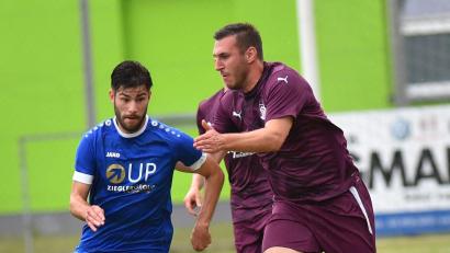 Bild: A. Schwarzmeier
Paul Weidhas (links, Szene aus der Partie gegen den SV Schwandorf-Ettmannsdorf) hat sich im Derby gegen den SC Luhe-Wildenau schwer am Knie verletzt.
