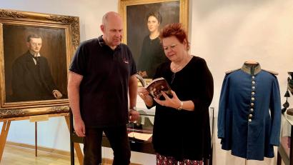 Bild: Gabi Schönberger
Zwischen Porträts, die Friedrich Roscher gemalt hat, der Uniformjacke eines bayerischen Landwehrjägers und anderen Objekten des Stadtmuseums haben Petra Vorsatz und Sebastian Schott für ihr Buch recherchiert.