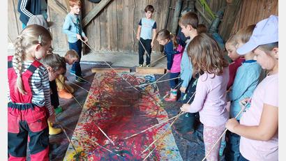 Bild: Christina Kaube/exb
Ein Riesenspaß für die Kinder in der Kunstwerkstatt in Kalmreuth.