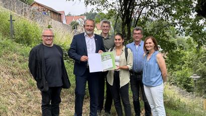 Bild: Marko Pammer/exb
Bürgermeister Frank Zeitler (Zweiter von links) freut sich zusammen mit dem ehrenamtlichen Baumberater der Stadt Nabburg, Wolfgang Engel (links) über den Scheck, der von Blühpaktberaterin Isabella Hollweck überreicht wird.