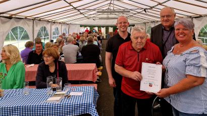 Bild: R. Kreuzer
Beim Sommerfest des Behinderten- und Vitalsportvereins ehrt die Vorsitzende Sabine Birner (rechts) Erich Zänger für 40 Jahre Mitgliedschaft.