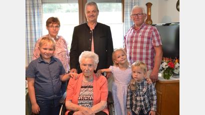 Bild: dob
Wenn Uroma Cäcilia Mitlmeier ihren 95. Geburtstag feiert, sind die drei Urenkel im Haus, Moritz, Anna und Max (von links), nicht weit. Sohn Georg (rechts) und Lebenspartnerin Angelika Ertl (links) umsorgen die Jubilarin liebevoll. Bürgermeister Andreas Wutzlhofer (Mitte) gratuliert ebenfalls zum Ehrentag.