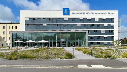 Bild: Michael Vogl/exb
Am Krankenhaus St. Barbara in Schwandorf treten drei neue Ärzte ihren Dienst an.