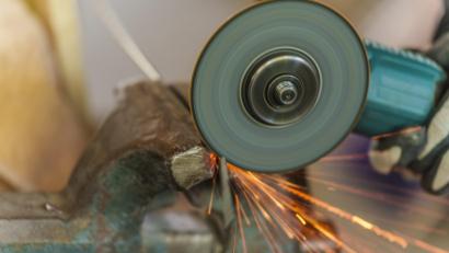 Symbolbild: Andreas Arnold/dpa
Heißes Eisen: Die Oberpfälzer Unternehmen der Metall- und Elektroindustrie investieren immer weniger in ihre Heimatstandorte. Das hat laut Arbeitgeberverbänden vor allem vier Gründe.