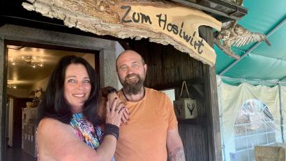 Bild: Gabi Schönberger
Heidi und Marco "Hosi" Riebl sperren ihr Wirthaus in der Schlossschänke in Unterwildenau weitgehend zu. Dafür gehen sie mit einem Imbisswagen nicht nur in Weiden auf Cateringtour und an einen Standplatz in Weiden.