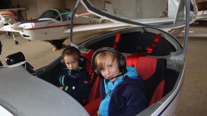 Bild: mfh
Den Umgang mit dem Sprechfunkgerät lernen die Kinder schnell und informieren dann den Tower „Delta, Mike, Sierra, Bravo, Charly an Tower. Wir fliegen los!“