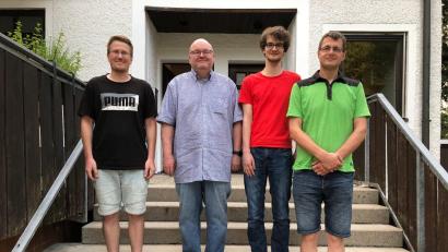 Bild: däu
Der Vorstand der Schachfreunde Haselmühl/Amberg nach den Neuwahlen (von links): Anatoli Vinogradov (2. Vorstand, Spielleiter, Jugendleiter und Schachwart), Gerhard Schindzielorz (1. Vorstand und Kassier), Nicolas Fritsch und Bernhard Weiß (beide Jugendleiter).