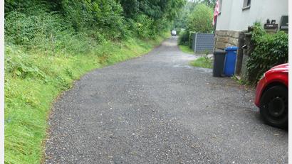Bild: rn
Für vier Anlieger dieses Abschnitts der Bahnhofstraße gleicht die Zufahrt einem Schotterweg.