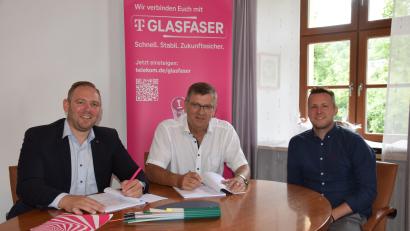 Bild: bö
Regio-Manager Enrico Delfino und Bürgermeister Peter Braun mit Breitbandberater Sebastian Krysa (von links).