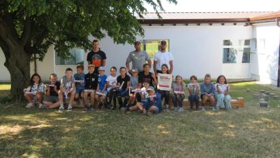 Bild: Grundschule Konnersreuth/exb
Die Viertklässler der Grundschule Konnersreuth mit ihrem Klassenlehrer Michael Feigel und die Mitarbeiter der Firma Konrad.
