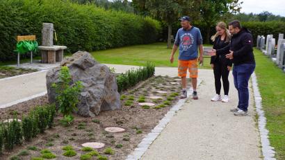 Bild: bkr
Das Urnenfeld im Friedhof ist fast fertig. Das Kreuz auf dem Basaltstein und die Granitplatten für die Urnenröhren fehlen noch. Bei der Ortsbesichtigung am Donnerstag besprachen Bauhofleiter Michael Wagner, Katja Busch und Bürgermeister Thomas Kaufmann (von links) die noch zu erledigenden Restarbeiten.
