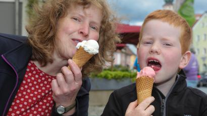 Bild: Wolfgang Steinbacher
Mama Ilona (Zitrone) und Sohnemann Luca (Erdbeere) aus Weißenberg bei Edelsfeld machen schon das zweite Mal bei der Eistournee mit. Sie wünschen sich, dass das Wetter mal wieder sommerlicher wird – ums Eis essen geht es dabei jedoch nicht.