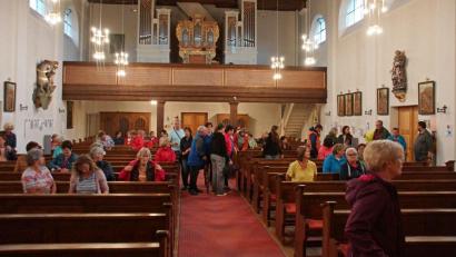 Bild: Dirrigl/exb
Die Wanderung durch Schmidgaden musste wegen des Regens in die Kirche verlegt werden.