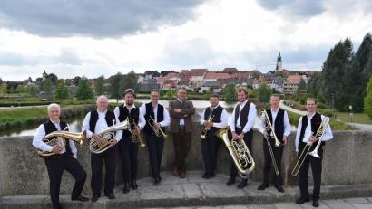Archivbild: Klaus Rustler/exb
Das Bild zeigt die Gruppe "Klarus Blech" (von links): Klaus Rustler, Werner Schreml, Lukas Bruckmeyer, Matthias Kerscher, Georg Ried, Mathias Achatz, Johannes Schneider, Tobias Knopf und Markus Ringer.