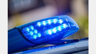 Symbolbild: Lino Mirgeler/dpa
Die Polizei ermittelt gegen einen unbekannten Autofahrer in Weiden. Er hat eine 72-Jährige beim Überholen verletzt.