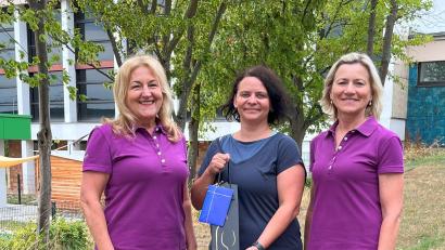 Bild: Schimmer/exb
An Kathrin Fischer (Mitte), das 700. Mitglied des GC Schmidgaden, überreichen Vorsitzende Lydia Magdalena Schimmer (links) und Trainerin Roswitha Werner (rechts) ein Begrüßungsgeschenk