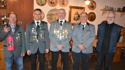 Bild: jr
Sie sind die neuen Repräsentanten der Königlich-privilegierten Schützengesellschaft Mitterteich. Im Bild (von links) Karl Krasser senior, Karl Krasser junior, der neue Schützenkönig Ulf Valentin, Schützenmeister Peter Süß und Sportleiter Hans Zangl.