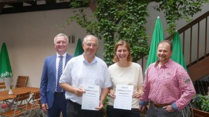 Bild: exb
Landtagsabgeordneter Harald Schwartz (links) und Ortsvorsitzender Dieter Stein (rechts) ehrten Albert Holzner und Michaela Holzner für langjährige Treue.