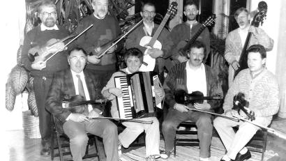 Archivbild: hev
Als der Mediziner Dr. Georg Bayerl (vorne, Zweiter von rechts) 1985 nach Eschenbach kam brachte er die Idee zur Gründung eines Volksmusikorchesters mit.