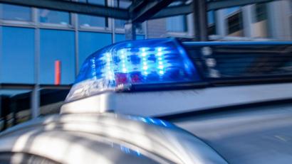 Symbolbild: David Inderlied/dpa
Ein 31-Jähriger ist in Freudenberg wegen Drogenbesitzes festgenommen worden.