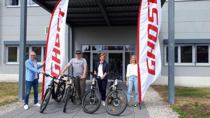 Bild: pz
Bei der Übergabe der neuen E-Bikes zum Ausleihen an Urlaubsgäste vor der Ghost-Zentrale, von links Bürgermeister Bernd Sommer, Udo Zrenner (Ghost), Inge Frank (Kulturamt Stadt Waldsassen) und Jessica Patz (Tourist-Info).
