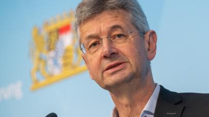 Archivbild: Peter Kneffel/dpa
Kultusminister Michael Piazolo (Freie Wähler) spricht im Interview über die aktuelle Situation an Bayerns Schulen.