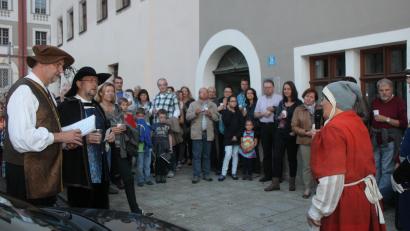 Bild: krb
Die Teilnehmer erhalten auf unterhaltsame Weise einen Einblick in die Neustädter Stadtgeschichte, die 20 Schauspieler in Szenen darstellen.