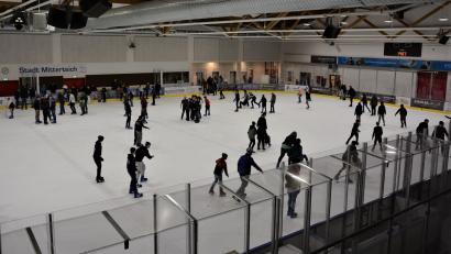Bild: jr
Öffentlicher Eislauf in der Mitterteicher Eissporthalle wird teurer ab dem 1. September diesen Jahres. Auch die Gebühren für die Eisstockschützen steigen. Dies beschloss mehrheitlich der Stadtrat.