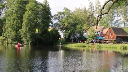 Bild: bsc
Beim Fischerfest beim Haferdeckweiher gab es auch Spielmöglichkeiten für die jüngsten Festbesucher. Die kostenlosen Fahrten mit dem vereinseigenen Boot wurden gerne angenommen.