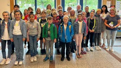 Bild: Melissa Akdemir/exb
Die ehrenamtlichen Mitwirkenden des Pausenverkaufs an der Dr.-Heinrich-Stromer-Grundschule Auerbach mit einigen ihrer treuen Kunden.