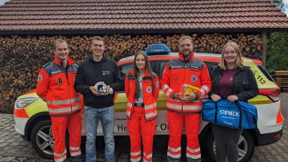 Bild: Theresa Hösl/exb
Peter Bäumler, Vorsitzender des HvO Parkstein, dankt Fritz Burkhard, Vorsitzender des Burschenvereins Parkstein, Celina Reichl, Leon Bösl, Antonia Piller (von links).