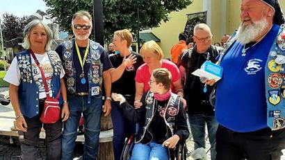 Bild: Arnold/exb
Die 15-jährige Laura Muttenthaler (vorne) dankt Gunda und Georg Arnold (links) aus Weiden für die Spende. Darüber freut sich auch Werner Piribauer (rechts) von den „Blue Knights Austria I“.
