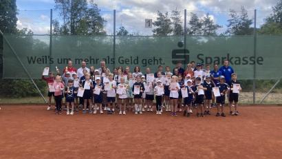 Bild: Carina Götz
So sehen die Sieger aus bei der 29. Landkreismeisterschaft Neustadt/WN im Tennis. Veranstaltet hat sie die TSG Mantel-Weiherhammer um Turnierleiter Martin Schmid und Vorstand Andreas Dörner (hinten, von rechts).