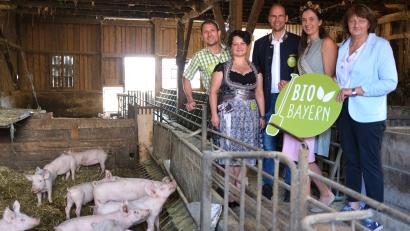 Bild: Hirsch
Auf ihrer Bio-Bayern-Tour besuchen Bezirksbäuerin Rita Götz, die bayerische Biokönigin Raphaela Lex und der Oberpfälzer BBV-Präsident Ely Eibisch (von rechts) das Betriebsleiter-Ehepaar Ina und Florian Doll (links) auf dem Haflingerhof in Harthöfl bei Nittenau.