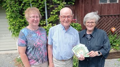 Bild: fpoz
1200 Euro überreichten Evi und Josef Daubenmerkl an Dr. Annemarie Schraml (rechts).