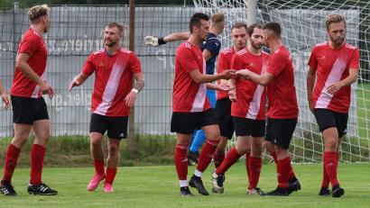 Bild: Dieter Jäschke
Torjubel der Vohenstraußer Spieler: Die SpVgg landete mit einem 4:0 beim FC Weiden-Ost ihren ersten Saisonsieg.