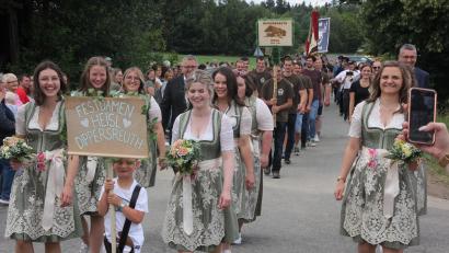 Bild: kro
Ein prächtiger Festzug zog durch Dippersreuth. Gefeiert wurde der 40. Geburtstag des "Heisls" in der Dorfmitte.