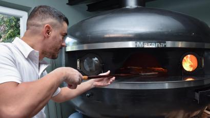 Bild: Stephan Huber
Bei 320 Grad sind die Pizzen nach circa zweieinhalb Minuten fertig.