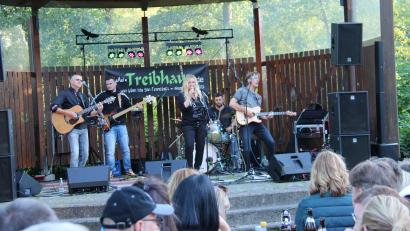 Bild: prh
Die Windischeschenbacher Formation "Treibhauz" mit Armin "Alu" Karwath, Leon Karwath, Kerstin Schandri, Matthias Schulz und Andreas Demleitner (von links) begeisterte das Serenadenpublikum mit Liedern von Wien bis San Francisco, akustisch gespielt.