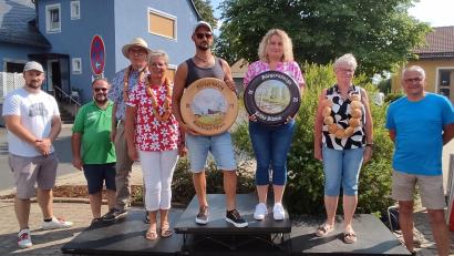 Bild: Josef Maschauer/exb
Schießleiter Julian Krös (von links), Vorsitzender Andreas Michl, Michael Schneider, Marion Jendrusch, Stefan Maschauer, Bianca Rothe, Sandra Spörrer und Bürgermeister Hubert Kraus freuen sich über den Erfolg des Bürgerschießens.