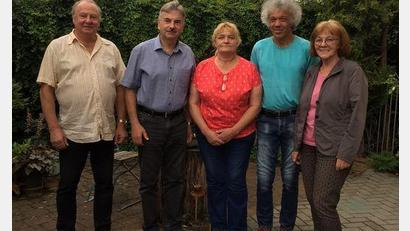 Bild: Damm/exb
Für die neu gewählte Vorstandschaft der ÖDP mit Jochen Surel (Zweiter von rechts) gab es auch Infos zu Plänen für den Biomüll in Schwandorf.