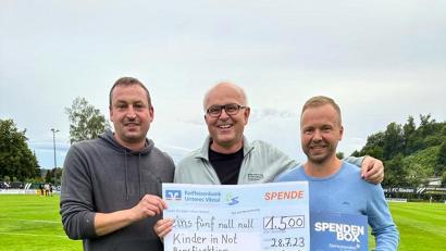 Bild: gau
Der 1. FC Rieden übergibt einen weiteren Scheck (von links): FCR-Vorsitzender Hans Fischer, FCR-Hauptkassier Josef Kemmeter und der Sternstunden-Organisationsleiter der Oberpfalz, Bernhard Heinisch.