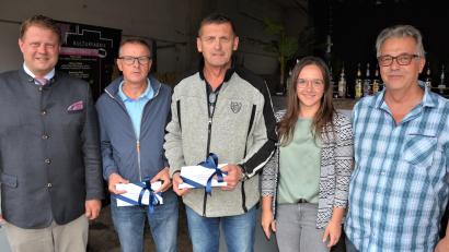 Bild: jr
Für jahrzehntelange Treue dankte die Stadt Mitterteich zwei verdienten Mitarbeitern. Im Bild (von links) Bürgermeister Stefan Grillmeier, Ulli Lachmann, Wolfgang Stark, Personalratsvorsitzende Luisa Kamm und Geschäftsleiter Klaus Schüßler.