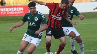Archivbild: nor
David Schraml (links) und Daniel Lauterbach (rechts) in einem Testspiel gegen den SC Luhe-Wildenau in Aktion: Die beiden Mitterteicher Spieler erzielten die Tore zum 2:1-Sieg des SVM in Weisendorf.