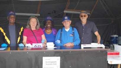 Bild: az
Betty und Fred Jones aus Orlando (Florida) kommen jedes Jahr zum Deutsch-Amerikanischen Volksfest. Es war eine echte Überraschung und Freude, dass das betagte Paar auch sofort mitarbeiten wollte: (von links) Fred Jones, Elfriede Escher, Betty Jones, Präsident Walter Brunner und Kassier Fredy Gerner.