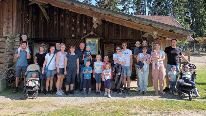 Bild: le
Einen Jahresausflug nach Mehlmeisel machte der Wichteltreff der evangelischen Kirchengemeinde mit den Kindern und Eltern. Bei dieser Gelegenheit wurden einige Kinder und die ehemalige Leiterin, Carina Bock, verabschiedet.