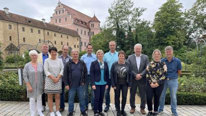 Bild: Christine Hollederer
Gemeinsam sind sie seit 240 Jahren im öffentlichen Dienst beschäftigt. Von links Margarete Schuster, Lothar Demleitner, Silvia Gebhard, Alfons Beer, Hubert Saradeth, Matthias Birner, Petra Obermeier, Jürgen Schröther und Helga Schertl. Ihnen gratulieren Landrat Richard Reisinger, Sophie Aures für das Personalamt und Personalratsvorsitzender Erich Findl.