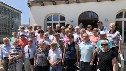Bild: KAB Waldsassen/exb
Die Reisegruppe aus Waldsassen vor dem Steiff-Museum in Giengen. Rechts Organisatorin Gudrun Sirtl.