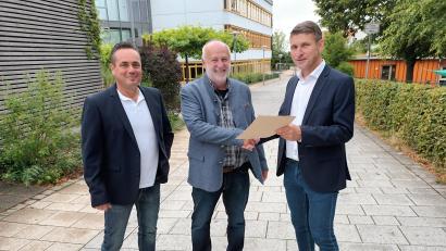 Bild: kal
Die Mittelschule Kümmersbruck verabschiedet langjährigen Lehrer (von links): Konrektor Markus Gleißner, Studienrat Josef Popp und Schulleiter Florian Fuchs.